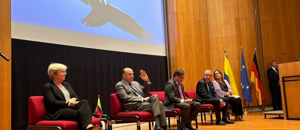 Presidente Gustavo Petro y canciller Álvaro Leyva dialogaron con la comunidad colombiana en Alemania